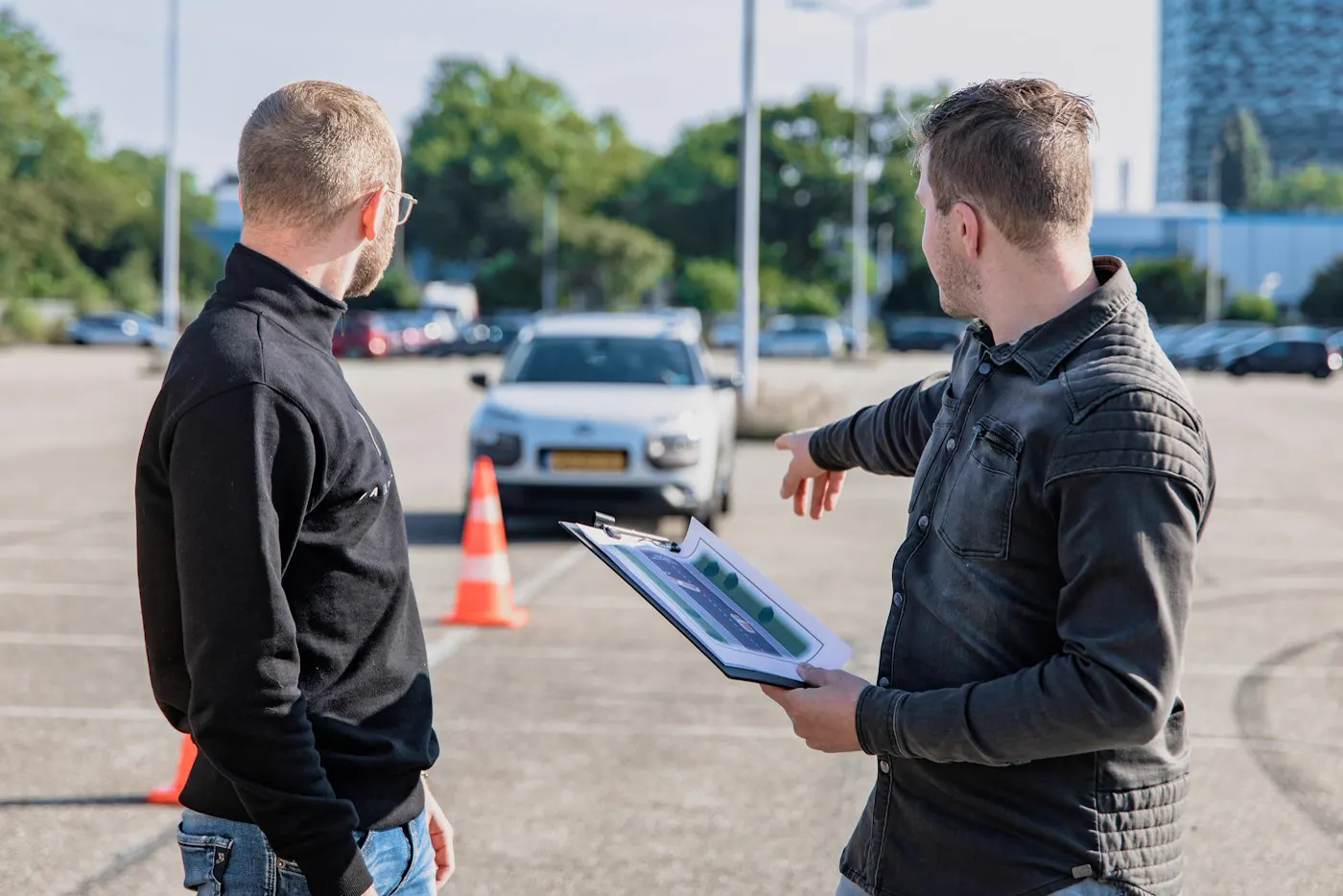 La voiture de Faire la main devant le Carrefour Langelier, où se trouve le centre d'examen SAAQ