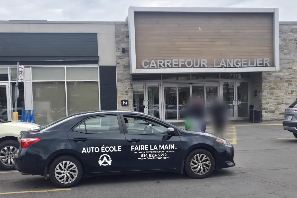 La voiture de l'auto-école Faire la main, « Location de voiture pour examen »