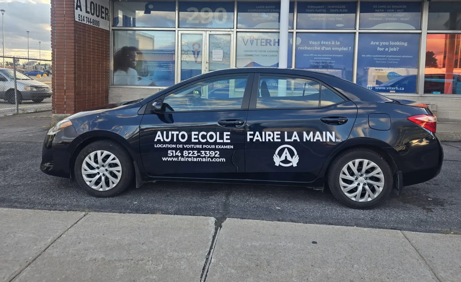 La voiture de l'auto-école Faire la main