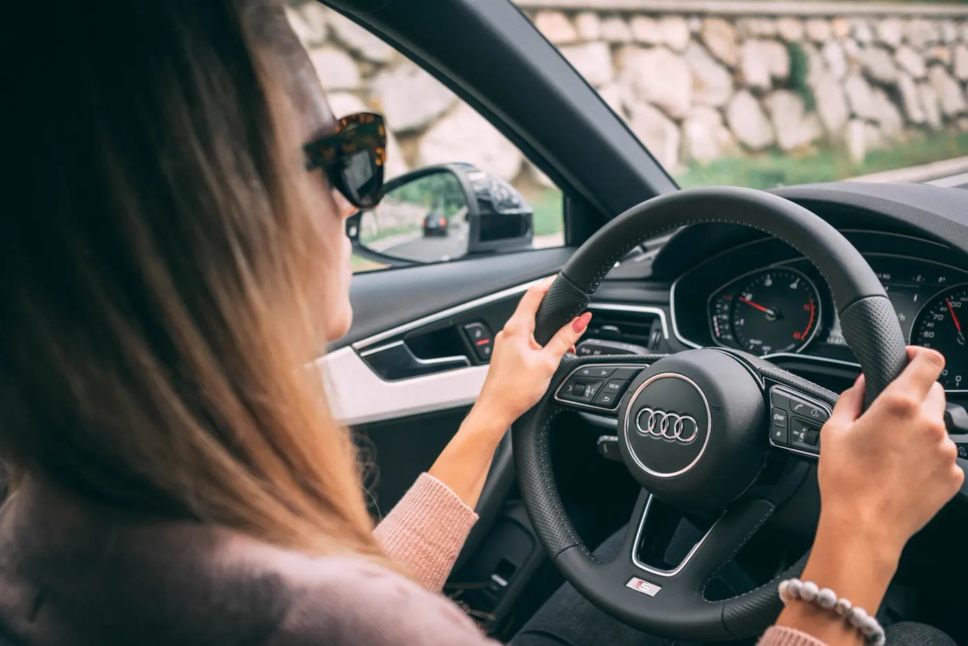 Une élève au volant